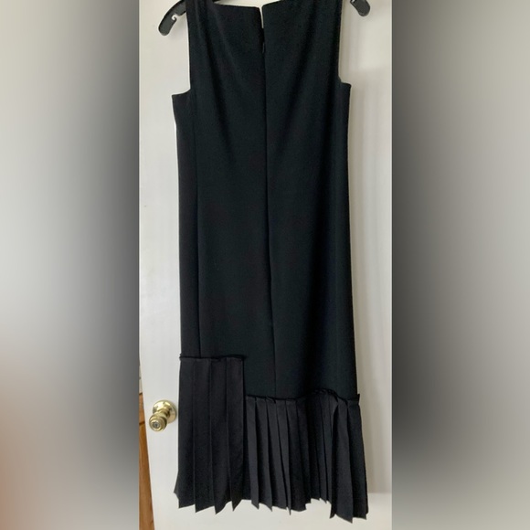 Max Mara black sleeveless boatneck pleat hem dress. 🆕 - Picture 7 of 10
